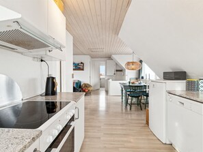 Kühlschrank, Ofen, Geschirrspüler, Kochgeschirr/Geschirr/Besteck