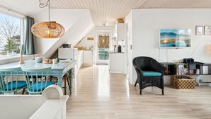 Een modern interieur met een eethoek, keuken en zithoek.