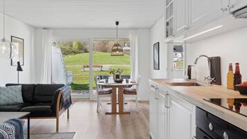 Fridge, oven, dishwasher, cookware/dishes/utensils