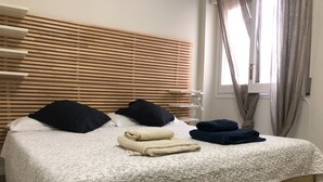 3 habitaciones, tabla de planchar con plancha, wifi y ropa de cama