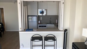 Cafetera y tetera, refrigerador, microondas y horno