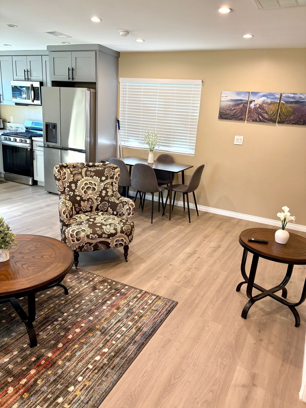 Private Guest House in Winnetka - 2bd/1ba Private Entrance and Yard Area