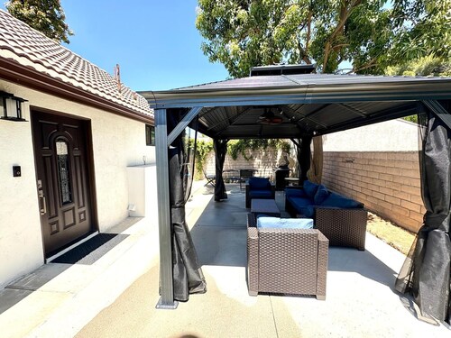 Private Guest House in Winnetka - 2bd/1ba Private Entrance and Yard Area