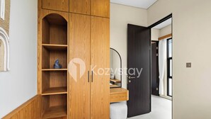 Un interior moderno con un armario de madera, un escritorio y una silla.
