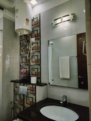Dusche, Whirlpool, Haartrockner, Bidet