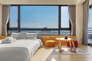 Espacio para trabajar con laptop, cortinas blackout y wifi gratis 