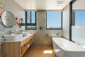 Deluxe Double Room | Bathroom - Between River and Sea (Wujie)