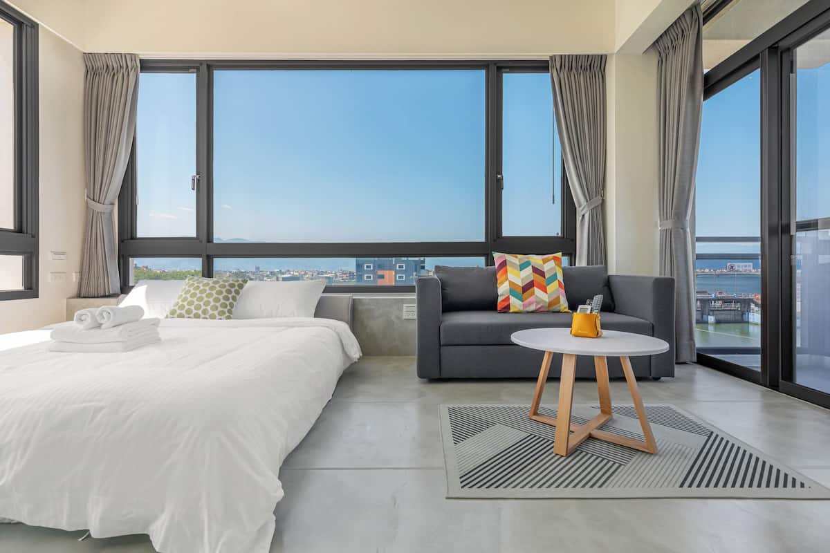 Deluxe Queen Room | Laptop workspace, blackout drapes, free WiFi, bed sheets