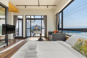 Laptop workspace, blackout curtains, free WiFi, bed sheets - Between River and Sea (Wujie)