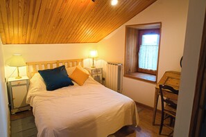 4 bedrooms, desk, iron/ironing board, travel cot