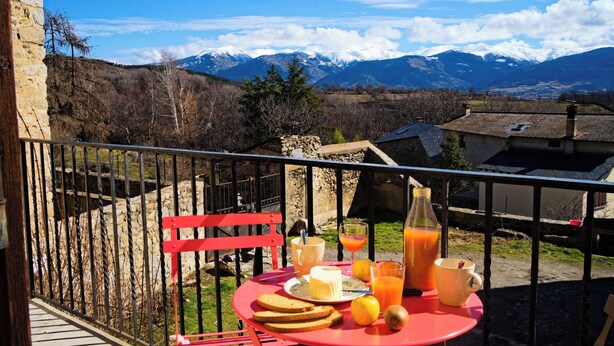 A balcony with a table set for breakfast, overlooking a mountainous landscape. - Cosy mountain home ideal for families and friends. (Angoustrine-Villeneuve-des-Escaldes)
