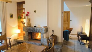 A cozy living room with a stone fireplace, wooden furniture, and a comfortable seating area. - Cosy mountain home ideal for families and friends. (Angoustrine-Villeneuve-des-Escaldes)