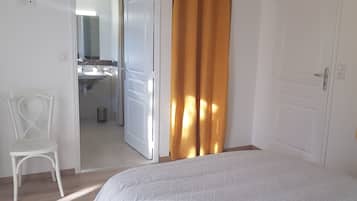 1 chambre, bureau, fer et planche à repasser, draps fournis