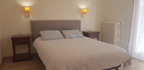 1 chambre, bureau, fer et planche à repasser, lit parapluie