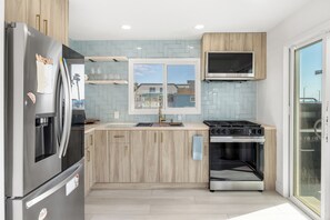 Geladeira, micro-ondas, fogão, cooktop