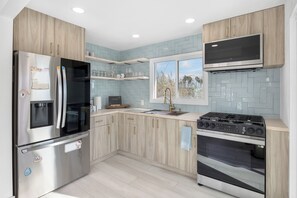 ثلاجة، ميكروويف، فرن، موقد طهي مسطح