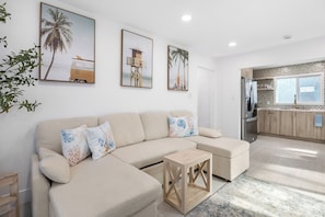 Smart TV, foosball, offices - Steps to Beach, Firepit & Patio | Long-Term Sunset Beach Stay | Coastal Cove (Huntington Beach)