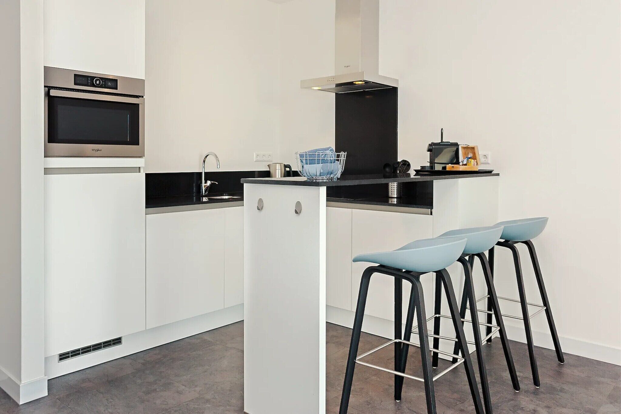 Kühlschrank, Ofen, Geschirrspüler, Wasserkocher mit Kaffee-/Teezubehör