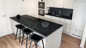 Cafetière-théière, réfrigérateur, un four, lave-vaisselle
