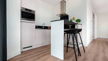 Kühlschrank, Ofen, Geschirrspüler, Wasserkocher mit Kaffee-/Teezubehör