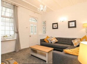 House, 3 Bedrooms, Smoking, Patio | Living room