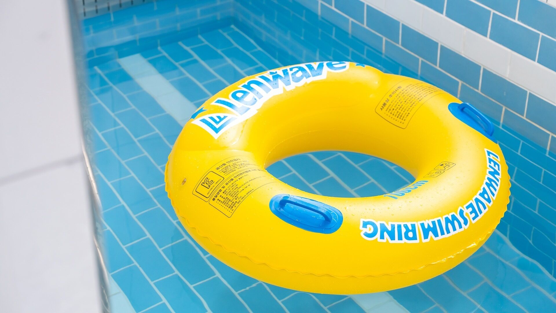 Ein gelber Schwimmreifen in einem Schwimmbecken.