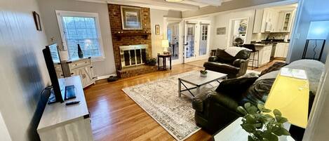 Smart-TV, Kamin, DVD-Player, Bücher