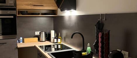 Kühlschrank, Mikrowelle, Ofen, Herdplatte
