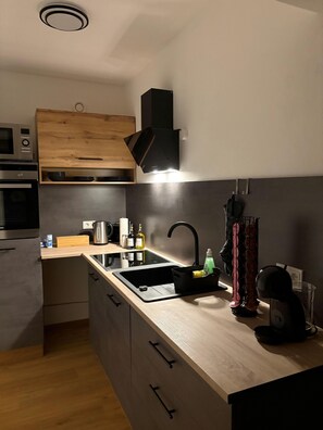 Een koelkast, een microgolfoven, een oven, een kookplaat
