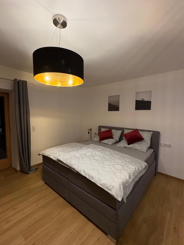 1 bedroom, bed sheets