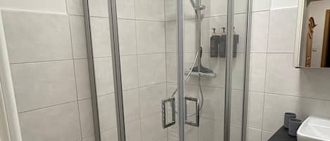 Een douche, een haardroger, handdoeken