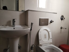 Basic Double Room | Bathroom