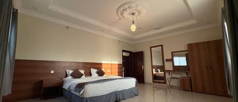 Luxe suite | Een kluis op de kamer, geluiddichte muren, een strijkplank/strijkijzer