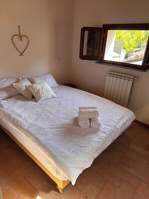 2 bedrooms, iron/ironing board, travel crib, WiFi - The sound of the river (Bagnone)
