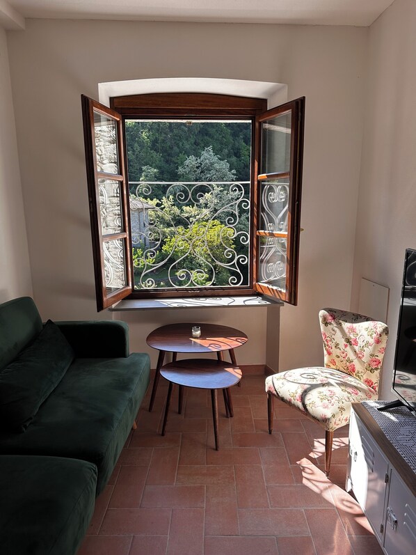 Smart TV, books - The sound of the river (Bagnone)