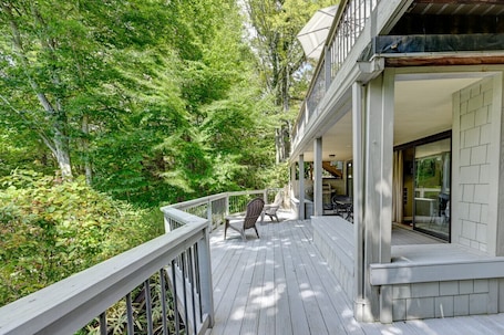 Terrace/patio. Lake Lure Vista Hideaway