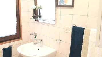 Dusche, Haartrockner, Bidet, Handtücher