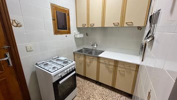 Fridge, microwave, oven, coffee/tea maker