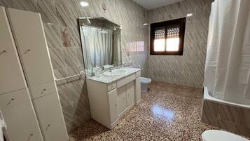 Een douche, een haardroger, een bidet, handdoeken