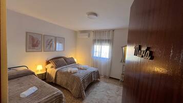 4 slaapkamers, een strijkplank/strijkijzer, reisbedje, beddengoed