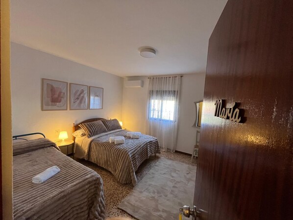 4 chambres, fer et planche à repasser, lit parapluie, draps fournis