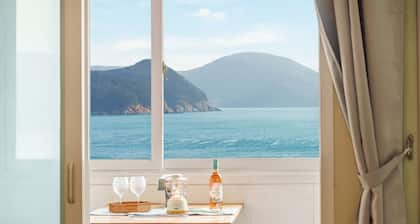 Geoje Kkachi and Santorini Pension