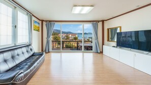 Basic Room, 1 Bedroom (102) | 1 bedroom, free WiFi - Geoje Kkachi and Santorini Pension (Geoje)