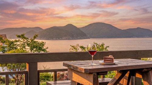 Geoje Kkachi and Santorini Pension