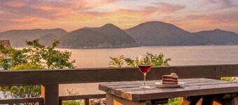 Geoje Kkachi and Santorini Pension