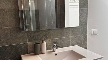 Apartment, Flussblick | Badezimmer | Bidet, Handtücher