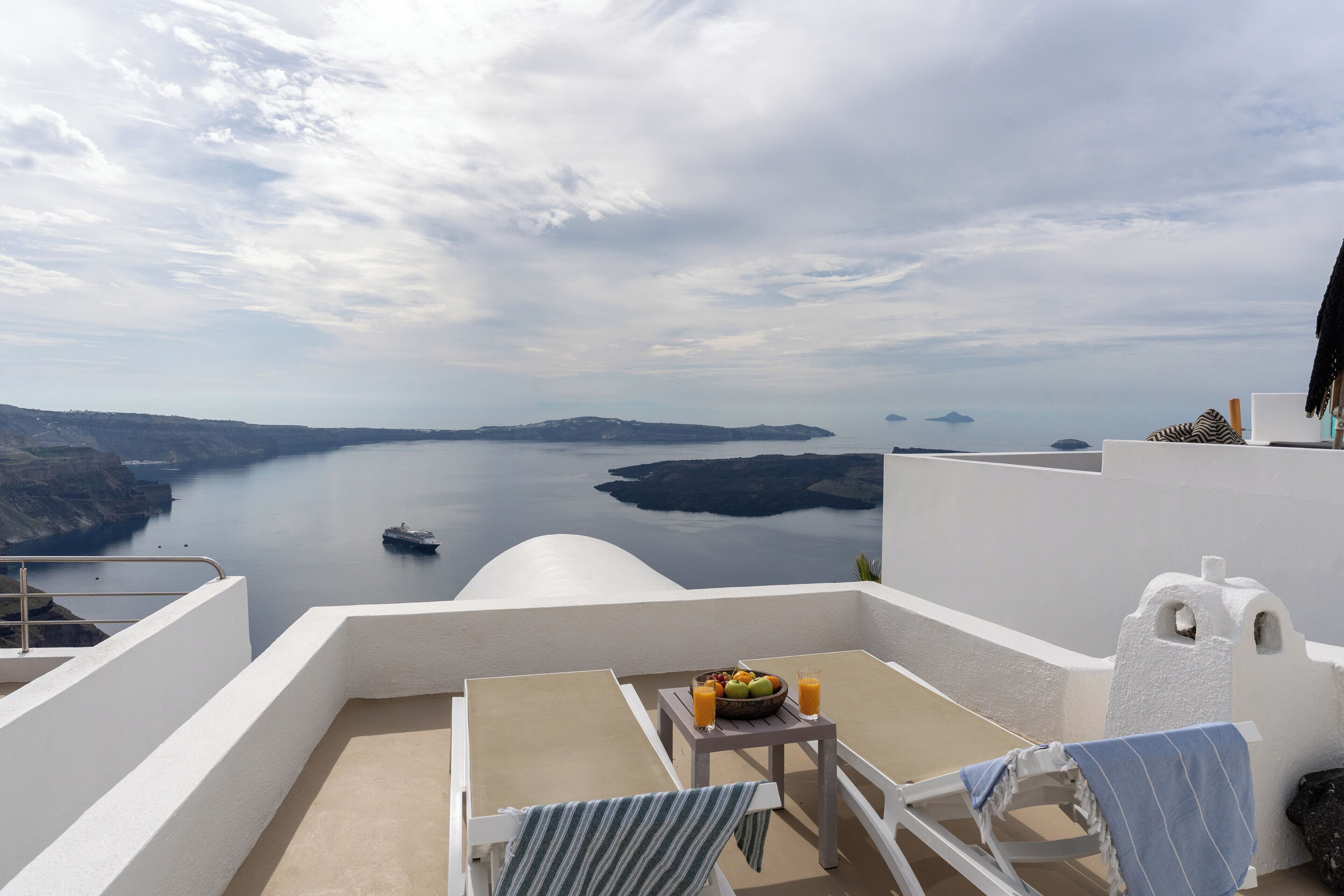 Traditional Suite with Caldera View | Terrace/patio