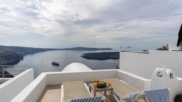 Traditional Suite with Caldera View | Terrace/patio