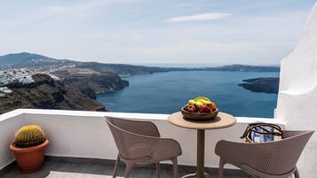 Standard Suite, 1 Queen Bed with Caldera View | 1 bedroom, in-room safe, soundproofing, WiFi (free)