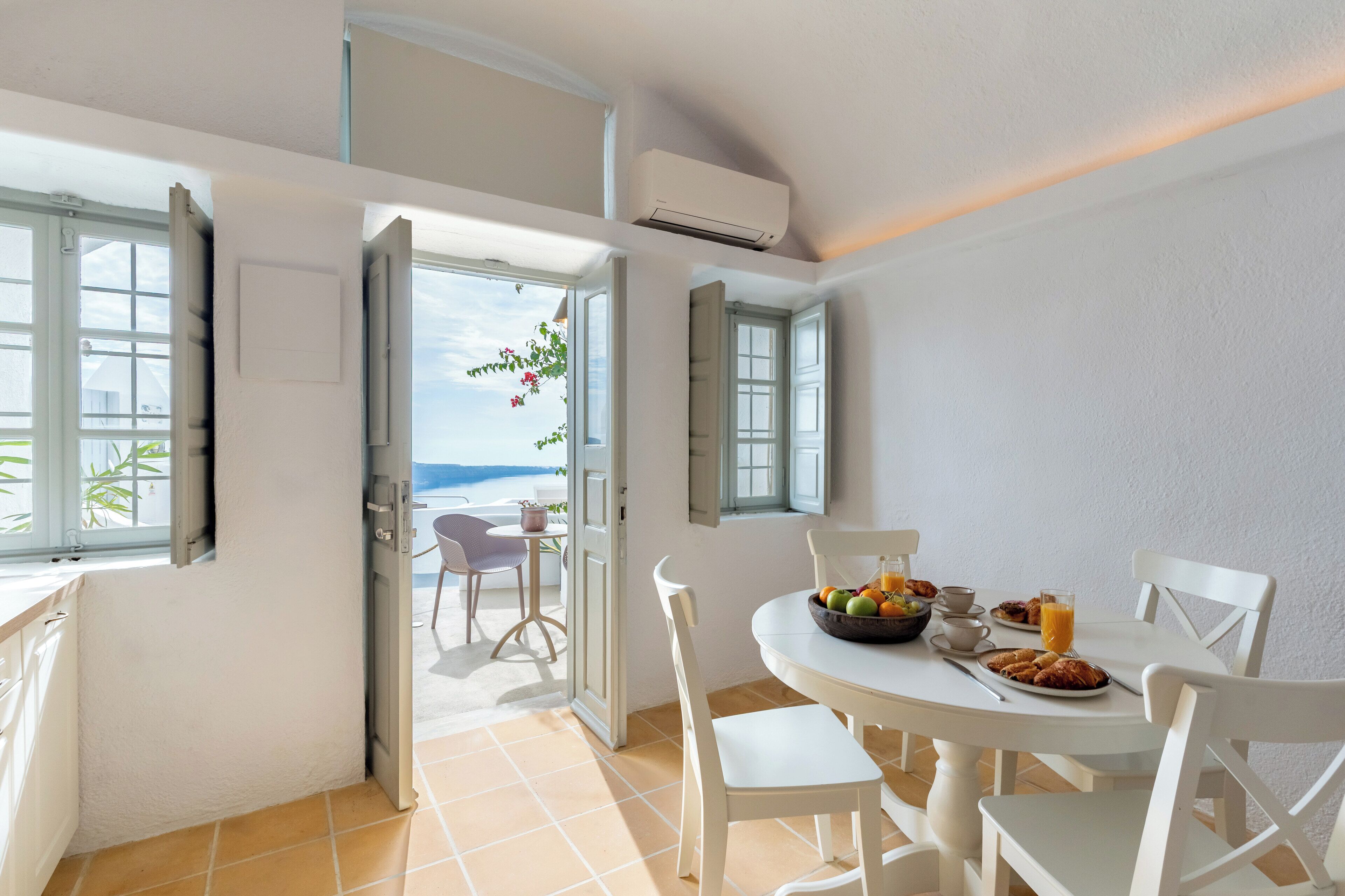 Traditional Suite with Caldera View | 1 bedroom, in-room safe, soundproofing, free WiFi